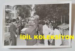 TÜRKİYE CUMHURİYETİ 9. CUMHURBAŞKANI SÜLEYMAN DEMİREL'İN ORİJİNAL 2'Lİ FOTOĞRAF SETİ - 18 x 12 cm EBADINDA - SÜLEYMAN DEMİREL 12 EYLÜL DARBESİNDEN SONRA MECBURİ İKAHMET İÇİN ÇANAKKALE'YE GİDERKEN EVLERİNİN ÖNÜNDEN BİNDİĞİ 34 E 8868 PLAKALI MERCEDES MARKA OTOMOBİLİN YOLDA İLERLEDİĞİ ANLARDA ÇEKİLMİŞ 2 FARKLI KARE