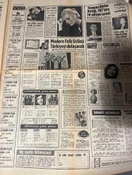 HAFTA SONU GAZETESİ DOĞUM GÜNÜ HEDİYESİ  ( Turkish Newspaper ) - 29 KASIM 1970 -TAM TAKIM 8 SAYFADIR -Zeliha Rüzgar-Zaliha-Ayşe Ünal-Keriman Gürsoy-Suna Selen-Suna Yıldızoğlu-Yüksel Özkasap-Leyla Esen-Aşık Murat Çobanoğlu-Nigar Uluerer-Şenay-Berna-Behiye Aksoy-Çamay-Ayla Dikmen-Nuray Darcan-Ajda Pekkan-Aziz Azmet-Santor Ersen-Sevim Süreyya-Sevim Süer-Sabiha Sayın-Sabah Aytaç-B.B.-Michele Mercier-Alain Delon-Nuri Sesigüzel-Selma Ersöz-Füsun Önal-Nur Yücel-Tülin Arman-Mahir Asan-Dilek Üstün-Şükrü Tükenmez-İlhan Tayman-Oksan Bayram-Tülay Albayrak-Ümit Utku-Belkıs Akkale-Şükrü Osmanoğlu-Neslihan Lale-Vedat Karaşin-Süleyman Lale-Vehip Dervişoğlu-Türkan Şoray-Talat Gözbak-Nebahat Çehre-Ferit Yücel-Müjdat Ar-Zeki Çetin-Hüseyin Tekin-Dursun Salkım-Ramazan Şenses-Handan Kara-Ahmet Sarıcaoğlu-Bayram Koca-Serap İnci-Hüseyin Tekin-Ayşe Şafak-Ali Kemal-Metin Ersoy- İranlılar Türkiye’yi istila etti-Zaliha Rusya’da 6 dilde konser verecek-Sinemanın güzel yıldızı Suna Selen cadı oldu-Aşık Murat Çobanoğ