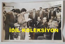 13 Kasım 1987-ANAVATAN PARTİSİ'NİN (ANAP) KURUCULARINDAN, ESKİ MİLLİ EĞİTİM GENÇLİK ve SPOR BAKANI VEHBİ DİNÇERLER'İN ORİJİNAL AJANS-BASIN FOTOĞRAFI - 18 x 12 cm EBADINDA - VEHBİ DİNÇERLER, BİR ETKİNLİKTE PROTOKOLDEKİ YERİNDE OTURURKEN ÇEKİLMİŞ BİR KARE, KASIM 1987