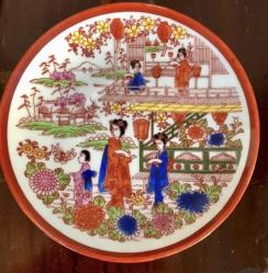 Made in Japan Geisha Temalı Dekoratif Tabak (1950–1970) Japon üretimi, üzerinde geleneksel Geisha figürleri ve çiçek motifleri bulunan dekoratif porselen tabak. Arka damgalı: “Made in Japan”. 1950–1970 dönemi ihracat üretimidir. Renkleri canlı, baskı net ve vitrinde oldukça şık durur. Kırık, çatlak ya da tamir yoktur. Koleksiyon ve dekor amaçlı uygundur. Çapı 11,5 cm