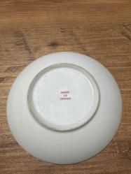 Made in Japan Geisha Temalı Dekoratif Tabak (1950–1970) Japon üretimi, üzerinde geleneksel Geisha figürleri ve çiçek motifleri bulunan dekoratif porselen tabak. Arka damgalı: “Made in Japan”. 1950–1970 dönemi ihracat üretimidir. Renkleri canlı, baskı net ve vitrinde oldukça şık durur. Kırık, çatlak ya da tamir yoktur. Koleksiyon ve dekor amaçlı uygundur. Çapı 11,5 cm