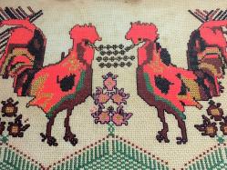 Antika HOROZ Kanaviçe - Ahşap Çerçeveli Cam Kaplamalı El İşi Kanaviçe - Tablo - Duvar Dekoru