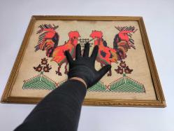 Antika HOROZ Kanaviçe - Ahşap Çerçeveli Cam Kaplamalı El İşi Kanaviçe - Tablo - Duvar Dekoru