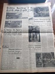 Ulus Gazetesi - Turkish Newspaper - 28 Aralık 1959 - polis romanı yazan Yakup Kadri Karaosmanoğlu Başmakale - Adalet bütçesinde CHP'nin tenkidleri - hakim teminatı kurulmalı basın rejimi değişmelidir - siyasal bilgiler fakültesinin 100. Kuruluş yıldönümü münasebeti ile tertip edilen balo fotoğraf - Osman bölükbaşı'nın Adalet bütçesi üzerindeki tenkitleri - Atatürk'ün Ankara'ya gelişinin 40. Yıldönümü dün törenlerle kutlandı fotoğraf - Kemal Satır'ın Adana'daki beyanatı Demokrat Parti'nin yeniden iktidara geleceği bir hayaldir - CHP Cebeci kongresi'ne Dün polis müdahale etti - Trabzon'da Ticaret odası seçimini yine CHP kazandı - Beşiktaş 2 Hacettepe 1 fotoğraf - Bursa'da ayin yapan 17 Nurcu yakalandı - ırak başbakanı general Kasım'a suikast yapanlara BAC elçiliği de yardım etmiş - kumsalda çeviren Bilge Karasu Yazı Dizisi - Fransa'da Milli eğitim anlaşması büyüyor - bizim evde bir bebek var yazan Emil Galip Sandalcı - elektrikle işleyen suni kalp yapıldı - Kendi düşen ağlamaz filmi