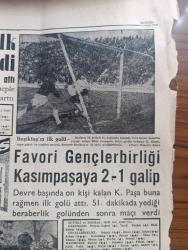 Ulus Gazetesi - Turkish Newspaper - 28 Aralık 1959 - polis romanı yazan Yakup Kadri Karaosmanoğlu Başmakale - Adalet bütçesinde CHP'nin tenkidleri - hakim teminatı kurulmalı basın rejimi değişmelidir - siyasal bilgiler fakültesinin 100. Kuruluş yıldönümü münasebeti ile tertip edilen balo fotoğraf - Osman bölükbaşı'nın Adalet bütçesi üzerindeki tenkitleri - Atatürk'ün Ankara'ya gelişinin 40. Yıldönümü dün törenlerle kutlandı fotoğraf - Kemal Satır'ın Adana'daki beyanatı Demokrat Parti'nin yeniden iktidara geleceği bir hayaldir - CHP Cebeci kongresi'ne Dün polis müdahale etti - Trabzon'da Ticaret odası seçimini yine CHP kazandı - Beşiktaş 2 Hacettepe 1 fotoğraf - Bursa'da ayin yapan 17 Nurcu yakalandı - ırak başbakanı general Kasım'a suikast yapanlara BAC elçiliği de yardım etmiş - kumsalda çeviren Bilge Karasu Yazı Dizisi - Fransa'da Milli eğitim anlaşması büyüyor - bizim evde bir bebek var yazan Emil Galip Sandalcı - elektrikle işleyen suni kalp yapıldı - Kendi düşen ağlamaz filmi