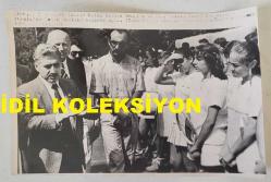 ANAVATAN PARTİSİ'NİN (ANAP) KURUCULARINDAN, ESKİ MİLLİ EĞİTİM GENÇLİK ve SPOR BAKANI VEHBİ DİNÇERLER'İN ORİJİNAL AJANS-BASIN FOTOĞRAFI - 18 x 12 cm EBADINDA - VEHBİ DİNÇERLER, ANKARA'DA HİZMETE AÇILAN TENİS OKULUNU ZİYARET EDERKEN. 1985
