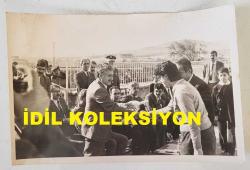 ANAVATAN PARTİSİ'NİN (ANAP) KURUCULARINDAN, ESKİ MİLLİ EĞİTİM GENÇLİK ve SPOR BAKANI VEHBİ DİNÇERLER'İN ORİJİNAL AJANS-BASIN FOTOĞRAFI - 18 x 12 cm EBADINDA - VEHBİ DİNÇERLER, KENDİSİNE ÇİÇEK TAKDİM EDEN ÖĞRENCİYLE TOKALAŞIRKEN