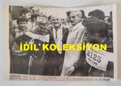 ANAVATAN PARTİSİ'NİN (ANAP) KURUCULARINDAN, ESKİ MİLLİ EĞİTİM GENÇLİK ve SPOR BAKANI VEHBİ DİNÇERLER'İN ORİJİNAL AJANS-BASIN FOTOĞRAFI - 18 x 12 cm EBADINDA - VEHBİ DİNÇERLER, FATİH BELEDİYESİ'NİN DÜZENLEDİĞİ HALK KOŞUSUNDA KOŞARKEN ÇEKİLMİŞ BİR KARE, NİSAN 1985