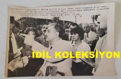 ANAVATAN PARTİSİ'NİN (ANAP) KURUCULARINDAN, ESKİ MİLLİ EĞİTİM GENÇLİK ve SPOR BAKANI VEHBİ DİNÇERLER'İN ORİJİNAL AJANS-BASIN FOTOĞRAFI - 18 x 12 cm EBADINDA - VEHBİ DİNÇERLER, FİLM RADYO ve TELEVİZYONLA EĞİTİM MERKEZİNİN BAKANLIK BASIN MÜŞAVİRLİĞİNE BAĞLANMASI DOLAYISIYLA DÜZENLENEN KOKTEYLDE BASIN AÇIKLAMASI YAPARKEN. 1985. CANER GÖREN