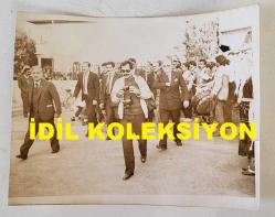 ANAVATAN PARTİSİ'NİN (ANAP) KURUCULARINDAN, ESKİ MİLLİ EĞİTİM GENÇLİK ve SPOR BAKANI VEHBİ DİNÇERLER'İN ORİJİNAL AJANS-BASIN FOTOĞRAFI - 15 x 12 cm EBADINDA - VEHBİ DİNÇERLER, DAVUL ZURNAYLA KARŞILANDIĞI YERE GİRİŞ YAPARKEN. 1987