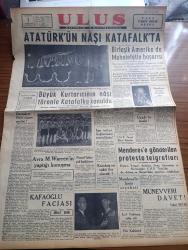 Ulus Gazetesi - Turkish Newspaper - 5 Kasım 1953 - Demokrat Parti nizam Partisi yazan Hüseyin Cahit Yalçın Başmakale - Atatürk'ün naaşı katafalkta fotoğraf - birleşik Amerika'da muhalefetin başarısı - İstanbulspor 4 Vefa 2 fotoğraf - Celal Yardımcının ağrı'daki konuşmasının zaptını tutanlar hala savcılığa davet edilmedi - birleşik Amerika'nın Türkiye Büyükelçisi Warren'in yaptığı konuşma - Adnan Menderes'e gönderilen protesto telgrafları - kafaoğlu faciası yazan Nihat Erim - İsrail başbakanı Ben Gurion istifa etti - tarihi Çemberlitaş tamir ediliyor - Kara Kuvvetleri hentbol şampiyonasını Harp okulu takımı kazandı - Ankara'da cemiyet hayatı - Ata'nın naaşı katafalka kondu foto röportaj Hüseyin Ezer - Atatürk'ün kız kardeşi Makbule Atadan da oradaydı fotoğraf - Bu toprağın altında Atatürk'ün bayrağımıza sarılı tabutu duruyordu rutubetin tesiri ile bayrak çürümüştü fotoğraf - Büyük Millet Meclisi Başkanı Abdülhalik Renda tutulan zaptı imzaladı fotoğraf - Anıtkabir'e gelecek Toprak