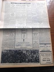Ulus Gazetesi - Turkish Newspaper - 30 Ekim 1953 - münakaşayı bitirebilmek için yazan Nihat Erim Başmakale - 29 Ekim Cumhuriyet bayramımızı neşe içinde kutladık - Hipodromda parlak bir geçit töreni yapıldı - CHP Genel sekreteri Kasım Gülek Kırşehir milletvekili Halil Sezai Erkut idare kurul üyesi Mebrure Aksoley Atatürk'ün manevi huzurunda fotoğraf - cumhurbaşkanı Celal Bayar muvakkat kabire giderken askeri teftiş ediyor fotoğraf - Mersin CHP İl Başkanı tarafından Adnan Menderes dava ediliyor - Yunan Kralı Paul'un bize dair demeci - hayat pahalılığı durmadan artıyor - Hürriyet başyazarı Sedat Simavi ağır cezada fotoğraf - Türkiye İş Bankası - CHP'li hatiplere karşı jandarma süngü taktı - kaldırım çiçeği filmi başrollerde Cüneyt Gökçer Heyecan Başaran büyük ve Nur sinemasında - Siirt eczanesiz - cumhurbaşkanı Celal Bayar Mehter takımını teftiş ediyor fotoğraf - Amerika'nın en müthiş banka soyguncusu Aktör Willie'nin maceraları Yazı Dizisi - Cumhuriyet Kupası maçları - Fenerbahçe Beykoz