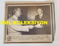 ANAVATAN PARTİSİ'NİN (ANAP) KURUCULARINDAN, ESKİ MİLLİ EĞİTİM GENÇLİK ve SPOR BAKANI VEHBİ DİNÇERLER'İN ORİJİNAL AJANS-BASIN FOTOĞRAFI (KAĞIT BASKI) - 21 x 18 cm EBADINDA - VEHBİ DİNÇERLER, T.B.M.M.'DE YENİ YASAMA YILINDA ADAYLIK DİLEKÇESİNİ BAŞKANVEKİLİ HALİM ARAS'A TAKDİM EDERKEN. 1989. İLHAN KUYUCU
