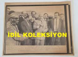 ANAVATAN PARTİSİ'NİN (ANAP) KURUCULARINDAN, ESKİ MİLLİ EĞİTİM GENÇLİK ve SPOR BAKANI VEHBİ DİNÇERLER'İN ORİJİNAL AJANS-BASIN FOTOĞRAFI (KAĞIT BASKI) - 21 x 17 cm EBADINDA - VEHBİ DİNÇERLER, DOĞU İLLERİNDEN BİRİNDE ÇİFTÇİNİN GETİRDİĞİ MAHSÜLLERİ TADARKEN. 1991