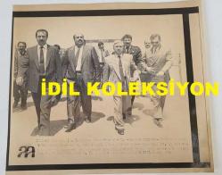 ANAVATAN PARTİSİ'NİN (ANAP) KURUCULARINDAN, ESKİ MİLLİ EĞİTİM GENÇLİK ve SPOR BAKANI VEHBİ DİNÇERLER'İN ORİJİNAL AJANS-BASIN FOTOĞRAFI (KAĞIT BASKI) - 21 x 19 cm EBADINDA - VEHBİ DİNÇERLER, HAYRİ KOZAKÇIOĞLU ve BERABERİNDEKİ HEYETLE YÜRÜRKEN. 1991