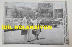 ANAVATAN PARTİSİ'NİN (ANAP) KURUCULARINDAN, ESKİ MİLLİ EĞİTİM GENÇLİK ve SPOR BAKANI VEHBİ DİNÇERLER'İN TOPLANTIDAN ATTIRDIĞI MÜFFETTİŞ KEMAL ONUR ve AYLA AKBAL'IN FOTOKOPİ BASKI AJANS-BASIN FOTOĞRAFI (KAĞIT BASKI) - 17 x 11 cm EBADINDA - 7 TEMMUZ 1985