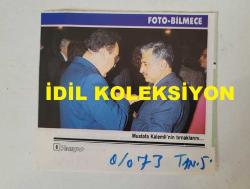 ANAVATAN PARTİSİ'NİN (ANAP) KURUCULARINDAN, ESKİ MİLLİ EĞİTİM GENÇLİK ve SPOR BAKANI VEHBİ DİNÇERLER'İN DERGİDEN KESİLME FOTOĞRAFI - 10 x 9 cm EBADINDA - VEHBİ DİNÇERLER, MUSTAFA KALEMLİ'NİN TIRNAKLARINI KONTROL EDİYOR