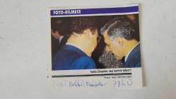 ANAVATAN PARTİSİ'NİN (ANAP) KURUCULARINDAN, ESKİ MİLLİ EĞİTİM GENÇLİK ve SPOR BAKANI VEHBİ DİNÇERLER'İN DERGİDEN KESİLME FOTOĞRAFI - 10 x 9 cm EBADINDA - VEHBİ DİNÇERLER, MUSTAFA KALEMLİ'NİN TIRNAKLARINI KONTROL EDİYOR