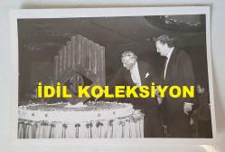 TÜRKİYE'DE İLAÇ SANAYİSİNİN KURUCULARINDAN MEHMET NEJAT FERİT ECZACIBAŞI'NIN ORİJİNAL 2'Lİ FOTOĞRAF SETİ - 18 x 12 cm EBADINDA - NEJAT ECZACIBAŞI, ECZACIBAŞI HOLDİNG'İN 40. KURULUŞ YIL DÖNÜMÜNDE ŞAKİR ECZACIBAŞI, BÜLENT ECZACIBAŞI ve MELİH ECZACIBAŞI'YLA BİRLİKTE PASTA KESERKEN ÇEKİLMİŞ 2 FARKLI KARE, KASIM 1982