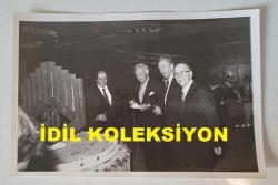 TÜRKİYE'DE İLAÇ SANAYİSİNİN KURUCULARINDAN MEHMET NEJAT FERİT ECZACIBAŞI'NIN ORİJİNAL 2'Lİ FOTOĞRAF SETİ - 18 x 12 cm EBADINDA - NEJAT ECZACIBAŞI, ECZACIBAŞI HOLDİNG'İN 40. KURULUŞ YIL DÖNÜMÜNDE ŞAKİR ECZACIBAŞI, BÜLENT ECZACIBAŞI ve MELİH ECZACIBAŞI'YLA BİRLİKTE PASTA KESERKEN ÇEKİLMİŞ 2 FARKLI KARE, KASIM 1982