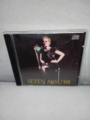 Cd Sezen Aksu 88 albümü. Orijinal. Dinlemeyi etkilemeyen yoğun çizikler var. Baştan sona sorunsuz çalışıyor.
