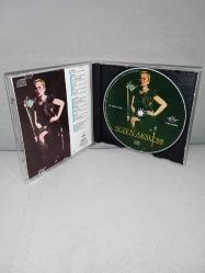 Cd Sezen Aksu 88 albümü. Orijinal. Dinlemeyi etkilemeyen yoğun çizikler var. Baştan sona sorunsuz çalışıyor.