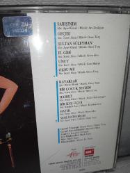 Cd Sezen Aksu 88 albümü. Orijinal. Dinlemeyi etkilemeyen yoğun çizikler var. Baştan sona sorunsuz çalışıyor.