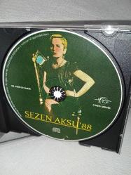 Cd Sezen Aksu 88 albümü. Orijinal. Dinlemeyi etkilemeyen yoğun çizikler var. Baştan sona sorunsuz çalışıyor.