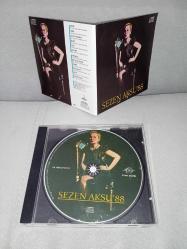 Cd Sezen Aksu 88 albümü. Orijinal. Dinlemeyi etkilemeyen yoğun çizikler var. Baştan sona sorunsuz çalışıyor.