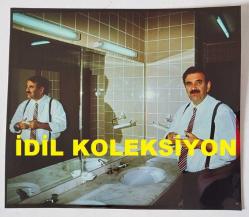 Efemera - ANAVATAN PARTİSİ'NİN (ANAP) KURUCULARINDAN, GÜMRÜKTEN SORUMLU ESKİ DEVLET BAKANI MEHMET KEÇECİLER'İN ORİJİNAL BÜYÜK BOY FOTOĞRAFI - 22 x 19 cm EBADINDA - MEHMET KEÇECİLER, LAVABODA ELLERİNİ YIKARKEN ÇEKİLMİŞ NET KALİTEDE BİR FOTOĞRAF (ANAP MKYK TOPLANTISINDA MEHMET KEÇECİLER, GÜZEL'DEN DESTEĞİNİ ÇEKTİ) - kitantik - kitaLog