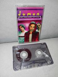 Kaset Duman Eski Köprünün Altında albümü. Orijinal. Grubun ilk albümü. Baştan sona sorunsuz çalışıyor. Koleksiyonluk