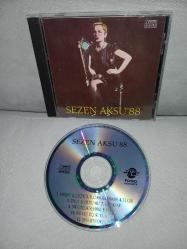 Cd Sezen Aksu 88 albümü. Orijinal. Sarı bandrollü Dönem baskı fono müzik. Disk ve kartonet tertemiz. Sorunsuz çalışıyor. Koleksiyonluk