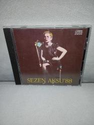 Cd Sezen Aksu 88 albümü. Orijinal. Sarı bandrollü Dönem baskı fono müzik. Disk ve kartonet tertemiz. Sorunsuz çalışıyor. Koleksiyonluk