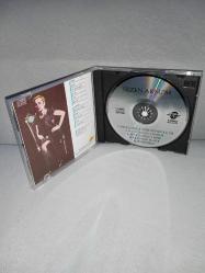 Cd Sezen Aksu 88 albümü. Orijinal. Sarı bandrollü Dönem baskı fono müzik. Disk ve kartonet tertemiz. Sorunsuz çalışıyor. Koleksiyonluk