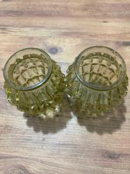 Amber Renkli Vintage Avize Camı (1960’lar) Vazo olarak da değerlendirilebilir  Temiz kondisyon vintage avize camı. Amber tonlu, çok yüzeyli prizmatik form. Işığı güzel kırar, dekoratif ve koleksiyonluk bir parça. Kırık / çatlak yok. Dönem: 1960-70 Boy: 16 cm Ağız Çapı:8 cm Gövde çapı : 14 cm Orjinal, elde değil seri üretim dönem camıdır.