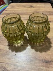 Amber Renkli Vintage Avize Camı (1960’lar) Vazo olarak da değerlendirilebilir  Temiz kondisyon vintage avize camı. Amber tonlu, çok yüzeyli prizmatik form. Işığı güzel kırar, dekoratif ve koleksiyonluk bir parça. Kırık / çatlak yok. Dönem: 1960-70 Boy: 16 cm Ağız Çapı:8 cm Gövde çapı : 14 cm Orjinal, elde değil seri üretim dönem camıdır.