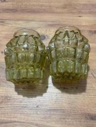 Amber Renkli Vintage Avize Camı (1960’lar) Vazo olarak da değerlendirilebilir  Temiz kondisyon vintage avize camı. Amber tonlu, çok yüzeyli prizmatik form. Işığı güzel kırar, dekoratif ve koleksiyonluk bir parça. Kırık / çatlak yok. Dönem: 1960-70 Boy: 16 cm Ağız Çapı:8 cm Gövde çapı : 14 cm Orjinal, elde değil seri üretim dönem camıdır.