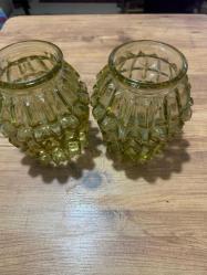 Amber Renkli Vintage Avize Camı (1960’lar) Vazo olarak da değerlendirilebilir  Temiz kondisyon vintage avize camı. Amber tonlu, çok yüzeyli prizmatik form. Işığı güzel kırar, dekoratif ve koleksiyonluk bir parça. Kırık / çatlak yok. Dönem: 1960-70 Boy: 16 cm Ağız Çapı:8 cm Gövde çapı : 14 cm Orjinal, elde değil seri üretim dönem camıdır.