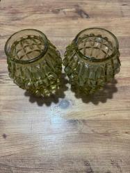 Amber Renkli Vintage Avize Camı (1960’lar) Vazo olarak da değerlendirilebilir  Temiz kondisyon vintage avize camı. Amber tonlu, çok yüzeyli prizmatik form. Işığı güzel kırar, dekoratif ve koleksiyonluk bir parça. Kırık / çatlak yok. Dönem: 1960-70 Boy: 16 cm Ağız Çapı:8 cm Gövde çapı : 14 cm Orjinal, elde değil seri üretim dönem camıdır.