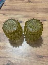 Amber Renkli Vintage Avize Camı (1960’lar) Vazo olarak da değerlendirilebilir  Temiz kondisyon vintage avize camı. Amber tonlu, çok yüzeyli prizmatik form. Işığı güzel kırar, dekoratif ve koleksiyonluk bir parça. Kırık / çatlak yok. Dönem: 1960-70 Boy: 16 cm Ağız Çapı:8 cm Gövde çapı : 14 cm Orjinal, elde değil seri üretim dönem camıdır.