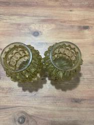 Amber Renkli Vintage Avize Camı (1960’lar) Vazo olarak da değerlendirilebilir  Temiz kondisyon vintage avize camı. Amber tonlu, çok yüzeyli prizmatik form. Işığı güzel kırar, dekoratif ve koleksiyonluk bir parça. Kırık / çatlak yok. Dönem: 1960-70 Boy: 16 cm Ağız Çapı:8 cm Gövde çapı : 14 cm Orjinal, elde değil seri üretim dönem camıdır.