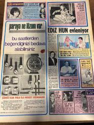 HAFTA SONU GAZETESİ DOĞUM GÜNÜ HEDİYESİ  ( Turkish Newspaper ) - 22 AĞUSTOS 1971 -TAM TAKIM 8 SAYFADIR -Fatma Karafil -Kartal Tibet -Nesrin Sipahi -Ümit Yaşar Oğuzcan -Cavidan Dora -Sevim Tuna -Selma Güneri -Öztürk Serengil -Cem Karaca -Adnan Aslan -Sadi Alışık -Mine Sim -Nevzat Yalçıntuğ -Hayri Pekşen -Sevtap Ertür -Ediz Hun -İzzet Günay -Asenath Yelkızal -Yusuf Nalkesen -İbrahim Özoğul -Alaaddin Şensoy -Salim Dündar -Sevda Ferdag -Sevinç Pekin -Zaliha -Selçuk Ural -Daniel Gerard -Lally Stott -Jim Hendrix -Bob Dylan -Blue Mink -Uğur Yücel -Sedat Gürses -Gamze Öz -İbrahim Özoğul -John Alderton -Kay Mellor -Charles Williams -Terence Hill -Adriano Celentano -Ursula Andress -Belmondo -Zeki Müren - 5 ses sanatçısı sesini kaybetti -Göze mi geldiler -Cavidan Dora’yı yılan soktu -Fatma Karafil Kartal Tibet’in yüzünü tırmaladı -Sevim Tuna anneanne oluyor -Selma Güneri ile Serengil bozuştu -Cem Karaca’nın ses tesisatını çaldılar -Ediz Hun evleniyor -İzzet Günay oğlu için bankaya 100 bin lira ya