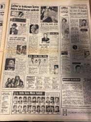 HAFTA SONU GAZETESİ DOĞUM GÜNÜ HEDİYESİ  ( Turkish Newspaper ) - 22 AĞUSTOS 1971 -TAM TAKIM 8 SAYFADIR -Fatma Karafil -Kartal Tibet -Nesrin Sipahi -Ümit Yaşar Oğuzcan -Cavidan Dora -Sevim Tuna -Selma Güneri -Öztürk Serengil -Cem Karaca -Adnan Aslan -Sadi Alışık -Mine Sim -Nevzat Yalçıntuğ -Hayri Pekşen -Sevtap Ertür -Ediz Hun -İzzet Günay -Asenath Yelkızal -Yusuf Nalkesen -İbrahim Özoğul -Alaaddin Şensoy -Salim Dündar -Sevda Ferdag -Sevinç Pekin -Zaliha -Selçuk Ural -Daniel Gerard -Lally Stott -Jim Hendrix -Bob Dylan -Blue Mink -Uğur Yücel -Sedat Gürses -Gamze Öz -İbrahim Özoğul -John Alderton -Kay Mellor -Charles Williams -Terence Hill -Adriano Celentano -Ursula Andress -Belmondo -Zeki Müren - 5 ses sanatçısı sesini kaybetti -Göze mi geldiler -Cavidan Dora’yı yılan soktu -Fatma Karafil Kartal Tibet’in yüzünü tırmaladı -Sevim Tuna anneanne oluyor -Selma Güneri ile Serengil bozuştu -Cem Karaca’nın ses tesisatını çaldılar -Ediz Hun evleniyor -İzzet Günay oğlu için bankaya 100 bin lira ya