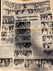 HAFTA SONU GAZETESİ DOĞUM GÜNÜ HEDİYESİ  ( Turkish Newspaper ) - 22 AĞUSTOS 1971 -TAM TAKIM 8 SAYFADIR -Fatma Karafil -Kartal Tibet -Nesrin Sipahi -Ümit Yaşar Oğuzcan -Cavidan Dora -Sevim Tuna -Selma Güneri -Öztürk Serengil -Cem Karaca -Adnan Aslan -Sadi Alışık -Mine Sim -Nevzat Yalçıntuğ -Hayri Pekşen -Sevtap Ertür -Ediz Hun -İzzet Günay -Asenath Yelkızal -Yusuf Nalkesen -İbrahim Özoğul -Alaaddin Şensoy -Salim Dündar -Sevda Ferdag -Sevinç Pekin -Zaliha -Selçuk Ural -Daniel Gerard -Lally Stott -Jim Hendrix -Bob Dylan -Blue Mink -Uğur Yücel -Sedat Gürses -Gamze Öz -İbrahim Özoğul -John Alderton -Kay Mellor -Charles Williams -Terence Hill -Adriano Celentano -Ursula Andress -Belmondo -Zeki Müren - 5 ses sanatçısı sesini kaybetti -Göze mi geldiler -Cavidan Dora’yı yılan soktu -Fatma Karafil Kartal Tibet’in yüzünü tırmaladı -Sevim Tuna anneanne oluyor -Selma Güneri ile Serengil bozuştu -Cem Karaca’nın ses tesisatını çaldılar -Ediz Hun evleniyor -İzzet Günay oğlu için bankaya 100 bin lira ya