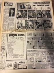 HAFTA SONU GAZETESİ DOĞUM GÜNÜ HEDİYESİ  ( Turkish Newspaper ) - 22 AĞUSTOS 1971 -TAM TAKIM 8 SAYFADIR -Fatma Karafil -Kartal Tibet -Nesrin Sipahi -Ümit Yaşar Oğuzcan -Cavidan Dora -Sevim Tuna -Selma Güneri -Öztürk Serengil -Cem Karaca -Adnan Aslan -Sadi Alışık -Mine Sim -Nevzat Yalçıntuğ -Hayri Pekşen -Sevtap Ertür -Ediz Hun -İzzet Günay -Asenath Yelkızal -Yusuf Nalkesen -İbrahim Özoğul -Alaaddin Şensoy -Salim Dündar -Sevda Ferdag -Sevinç Pekin -Zaliha -Selçuk Ural -Daniel Gerard -Lally Stott -Jim Hendrix -Bob Dylan -Blue Mink -Uğur Yücel -Sedat Gürses -Gamze Öz -İbrahim Özoğul -John Alderton -Kay Mellor -Charles Williams -Terence Hill -Adriano Celentano -Ursula Andress -Belmondo -Zeki Müren - 5 ses sanatçısı sesini kaybetti -Göze mi geldiler -Cavidan Dora’yı yılan soktu -Fatma Karafil Kartal Tibet’in yüzünü tırmaladı -Sevim Tuna anneanne oluyor -Selma Güneri ile Serengil bozuştu -Cem Karaca’nın ses tesisatını çaldılar -Ediz Hun evleniyor -İzzet Günay oğlu için bankaya 100 bin lira ya