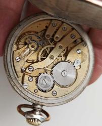 İSVİÇRE ASLAN FİGÜRLÜ ÖZEL YAPTIRILAN ANCRE MARKA ORİJİNAL ANTİK KURMALI MUHTEŞEM BAKIMLI GÜMÜŞ KASA CEP SAATİ G1A1L1A1 ÇOK NADİR