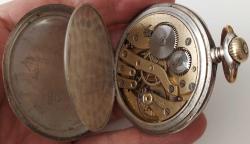 İSVİÇRE ASLAN FİGÜRLÜ ÖZEL YAPTIRILAN ANCRE MARKA ORİJİNAL ANTİK KURMALI MUHTEŞEM BAKIMLI GÜMÜŞ KASA CEP SAATİ G1A1L1A1 ÇOK NADİR