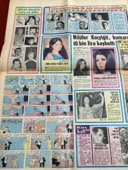 HAFTA SONU GAZETESİ DOĞUM GÜNÜ HEDİYESİ  ( Turkish Newspaper ) - 3 EKİM 1971 -TAM TAKIM 6 SAYFADIR -Kadir İnanır -Fatma Girik -Kartal Tibet -Sevim Tuna -Adnan Başaral -Juanito -Esen Püsküllü -Servet Eti -Nevin Pere -Mine Mutlu -Türkan Şoray -Cüneyt Arkın -Hülya Koçyiğit -Nilüfer Koçyiğit -Muzaffer Hiçdurmaz -Hüseyin Peyda -Ayhan Işık -Filiz Akın -Belgin Doruk -Şevket Altuğ -Önder Somer -Nedret Güvenç -Muzaffer Hiçdurmaz -Nevin Akbulut -Nuran Kavgacı -Cem Karaca -Fikret Kızılok -Ömür Göksel -Nil Demirhan -Filiz Akın -Tony Esmeralda -Mireille Mathieu -José Feliciano -Middle Of The Road -Ringo Starr -Ferdi Özbeğen -İcra Heyeti -Nuran Aksu -Doğan Cankırılı -Zeki Müren -Azmi Nihad -Ayten Kantarci -Teoman Arklut -Şükran Ay -Muhlis Akarsu -Serap Mutlu -Ali Şenozan -Nermin Altındağ Tüfekçi -Nurinnisa Toksöz -Cengiz Coşkuner -Aslı -Nuray Darcan -Celal Zor -Vivya Koçina -Jean Seberg -Sylva Kosçina -Dean Martin -James Bond -Sean Connery -Ayşe Abla -Yaşar Gökgözlü -Ünsal Dinçkal -Durmuş Kırmızıtaş