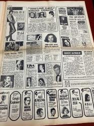 HAFTA SONU GAZETESİ DOĞUM GÜNÜ HEDİYESİ  ( Turkish Newspaper ) - 3 EKİM 1971 -TAM TAKIM 6 SAYFADIR -Kadir İnanır -Fatma Girik -Kartal Tibet -Sevim Tuna -Adnan Başaral -Juanito -Esen Püsküllü -Servet Eti -Nevin Pere -Mine Mutlu -Türkan Şoray -Cüneyt Arkın -Hülya Koçyiğit -Nilüfer Koçyiğit -Muzaffer Hiçdurmaz -Hüseyin Peyda -Ayhan Işık -Filiz Akın -Belgin Doruk -Şevket Altuğ -Önder Somer -Nedret Güvenç -Muzaffer Hiçdurmaz -Nevin Akbulut -Nuran Kavgacı -Cem Karaca -Fikret Kızılok -Ömür Göksel -Nil Demirhan -Filiz Akın -Tony Esmeralda -Mireille Mathieu -José Feliciano -Middle Of The Road -Ringo Starr -Ferdi Özbeğen -İcra Heyeti -Nuran Aksu -Doğan Cankırılı -Zeki Müren -Azmi Nihad -Ayten Kantarci -Teoman Arklut -Şükran Ay -Muhlis Akarsu -Serap Mutlu -Ali Şenozan -Nermin Altındağ Tüfekçi -Nurinnisa Toksöz -Cengiz Coşkuner -Aslı -Nuray Darcan -Celal Zor -Vivya Koçina -Jean Seberg -Sylva Kosçina -Dean Martin -James Bond -Sean Connery -Ayşe Abla -Yaşar Gökgözlü -Ünsal Dinçkal -Durmuş Kırmızıtaş