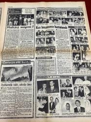HAFTA SONU GAZETESİ DOĞUM GÜNÜ HEDİYESİ  ( Turkish Newspaper ) - 3 EKİM 1971 -TAM TAKIM 6 SAYFADIR -Kadir İnanır -Fatma Girik -Kartal Tibet -Sevim Tuna -Adnan Başaral -Juanito -Esen Püsküllü -Servet Eti -Nevin Pere -Mine Mutlu -Türkan Şoray -Cüneyt Arkın -Hülya Koçyiğit -Nilüfer Koçyiğit -Muzaffer Hiçdurmaz -Hüseyin Peyda -Ayhan Işık -Filiz Akın -Belgin Doruk -Şevket Altuğ -Önder Somer -Nedret Güvenç -Muzaffer Hiçdurmaz -Nevin Akbulut -Nuran Kavgacı -Cem Karaca -Fikret Kızılok -Ömür Göksel -Nil Demirhan -Filiz Akın -Tony Esmeralda -Mireille Mathieu -José Feliciano -Middle Of The Road -Ringo Starr -Ferdi Özbeğen -İcra Heyeti -Nuran Aksu -Doğan Cankırılı -Zeki Müren -Azmi Nihad -Ayten Kantarci -Teoman Arklut -Şükran Ay -Muhlis Akarsu -Serap Mutlu -Ali Şenozan -Nermin Altındağ Tüfekçi -Nurinnisa Toksöz -Cengiz Coşkuner -Aslı -Nuray Darcan -Celal Zor -Vivya Koçina -Jean Seberg -Sylva Kosçina -Dean Martin -James Bond -Sean Connery -Ayşe Abla -Yaşar Gökgözlü -Ünsal Dinçkal -Durmuş Kırmızıtaş